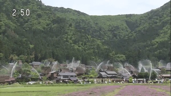 Японскую деревню-музей заливают водой для тренировки