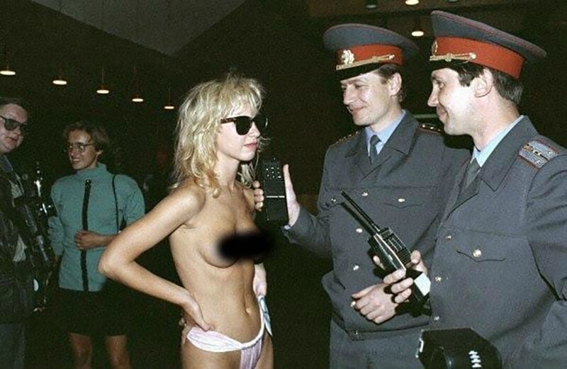 Участница конкурса «Мисс бюст» контактирует с сотрудниками милиции, 1992 год