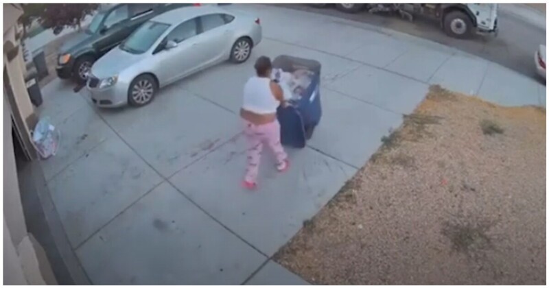 Женщина дважды нырнула в мусорный контейнер, когда пыталась успеть к мусоровозу