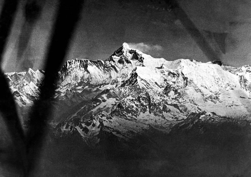 Уникальные фотоснимки: первый полет над Эверестом