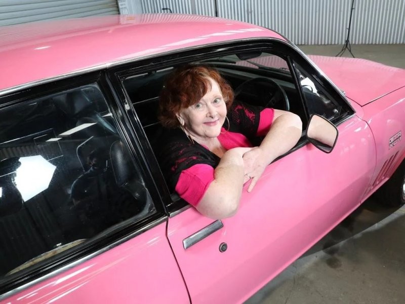 Пенсионерке вернули угнанный 28 лет назад розовый автомобиль