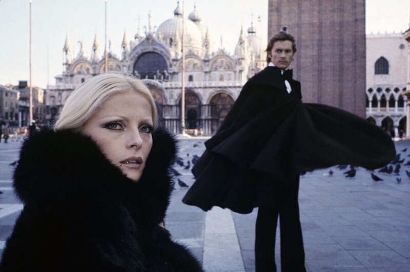 Ноябрь 1970 года. Венеция, площадь Святого Марка. Съемки франко-итальянского фильма «Прекрасное чудовище» (Un beau monstre). На фото Вирна Лизи и Хельмут Бергер. Фото Jack Garofalo.