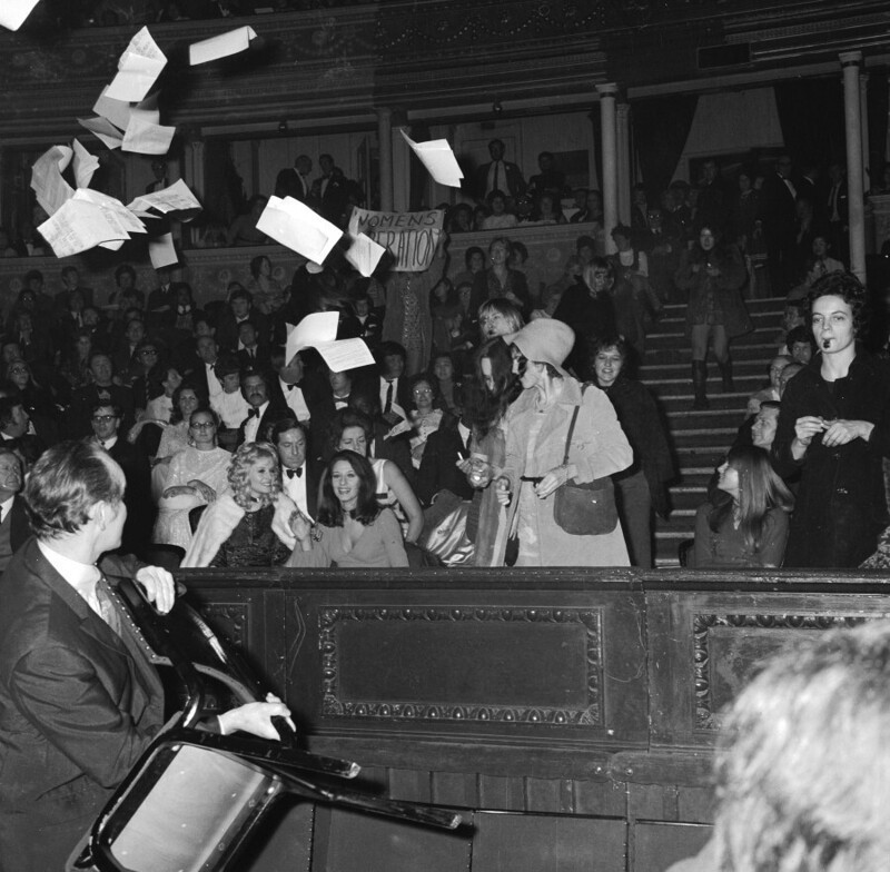 20 ноября 1970 года. Лондон, Альберт Холл, конкурс «Мисс Мира 1970». Феминистки пытаются сорвать церемонию награждения.