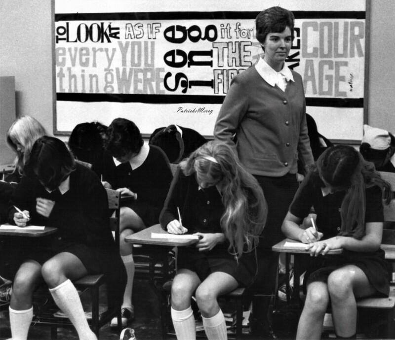 Ноябрь 1970 года. Престижная католическая школа для девочек в Лос-Анджелесе - «Школа непорочного сердца». Урок математики. В некоторых местах на фото видна ретушь.
