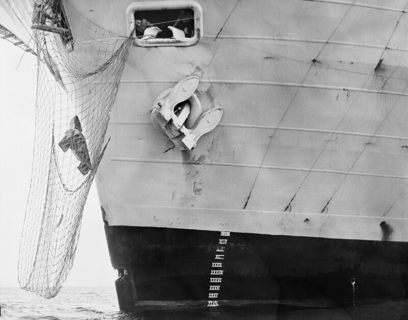 Ноябрь 1970 года. Повреждения, полученные британским авианосцем Ark Royal в результате столкновения с советским эсминцем «Бравый».