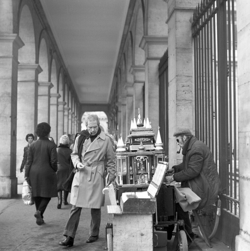 Ноябрь 1970 года. Париж. Продавец гороскопов. Фото Wilfried Glienke.