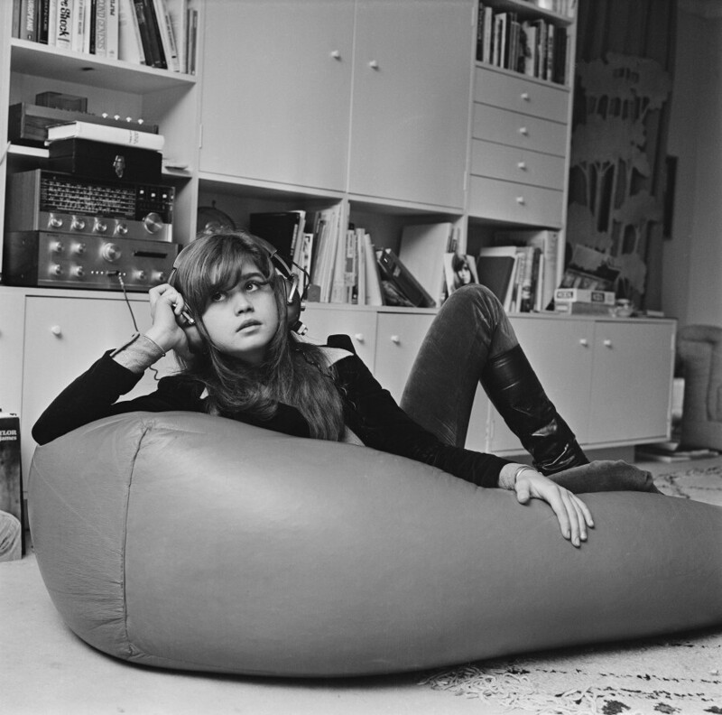 30 ноября 1970 года. Французская актриса Мария Шнайдер изучает английский в Лондоне. Фото Dove.