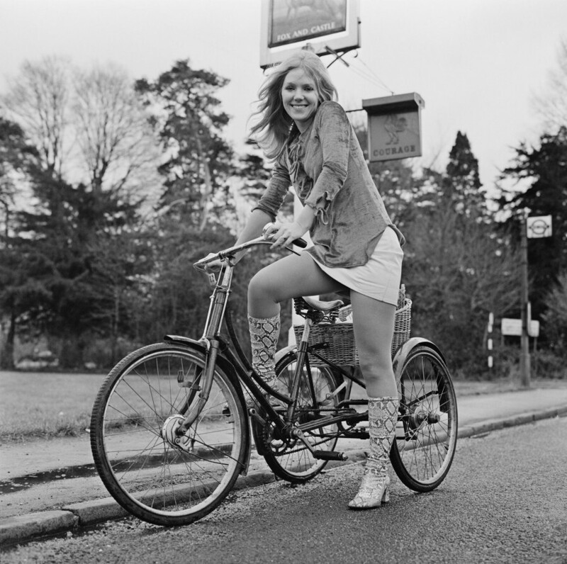 30 ноября 1970 года. Британская актриса Джули Сэмюэл на своем 60-летнем трехколесном велосипеде. Фото Reg Burkett.