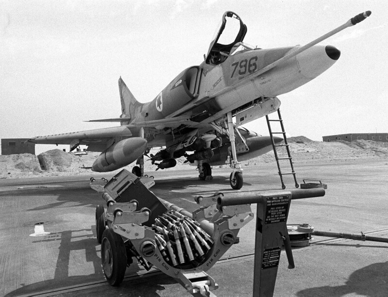 5 ноября 1970 года. Израильский штурмовик американского производства Skyhawk на восточном берегу Суэцкого канала в последний день перемирия между Египтом и Израилем.