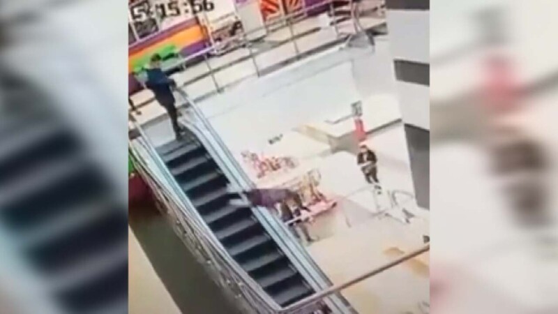 Школьник из Нижнекамска решил скатиться по перилам эскалатора и упал вниз с четвертого этажа