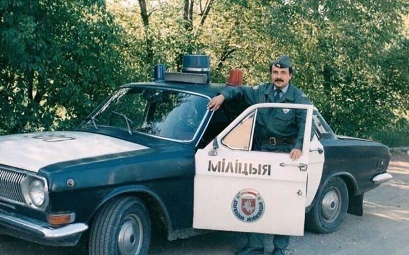 Белорусский милиционер рядом со своей патрульной Волгой, начало 90-х.