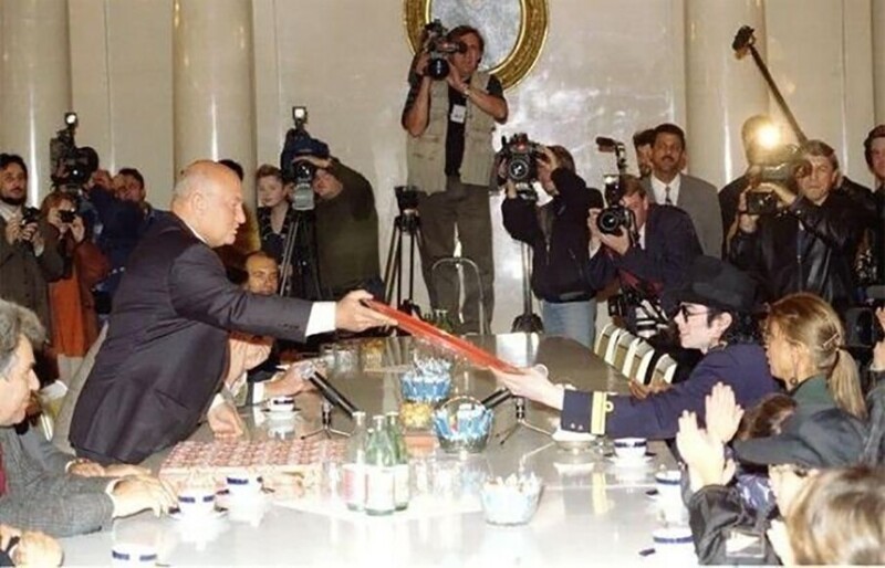 Юрий Лужков принимает Майкла Джексона в Белом зале Московской мэрии. 16 сентября 1996 года.