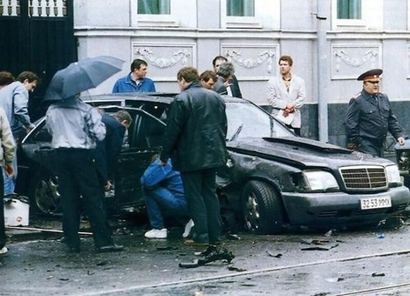 Взорванный на Новокузнецкой улице Mercedes–Benz W140 600 SEL Бориса Березовского. 7 июня 1994 года.