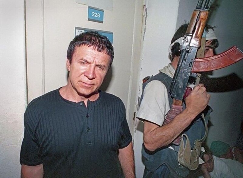 Анатолий Кашпировский в захваченной больнице Буденовска. Июнь 1995 года.