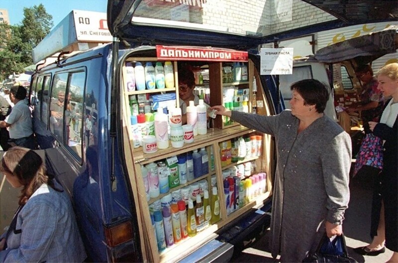 Мобильная торговая лавка на улицах Владивостока, 1997 год