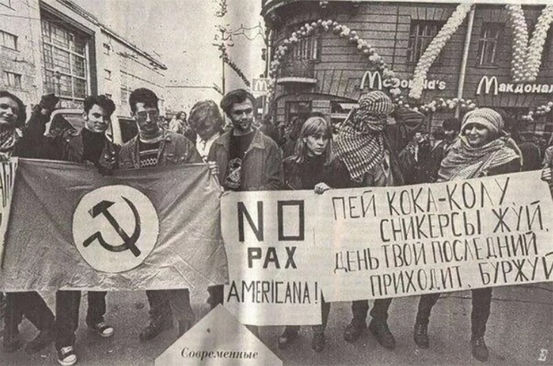  Протест против открытия первого ресторана McDonald’s в Санкт-Петербурге 10 сентября 1996 года. Сегодня в культурной столице насчитывается 78 заведений