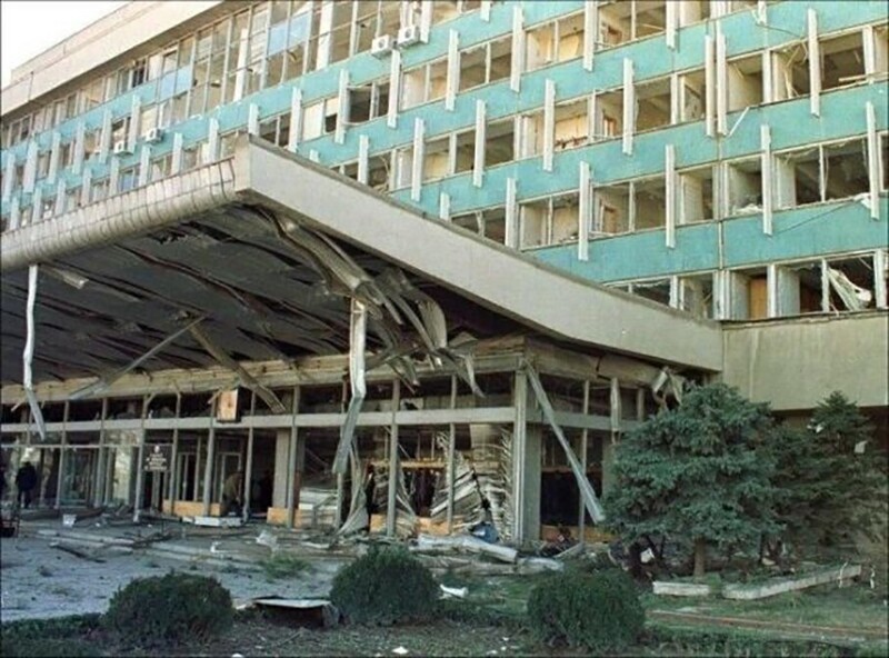 Здание Кабинета министров Узбекистана, разрушенное в результате серии терактов в Ташкенте 16 февраля 1999 года, организованного Исламским движением Узбекистана.