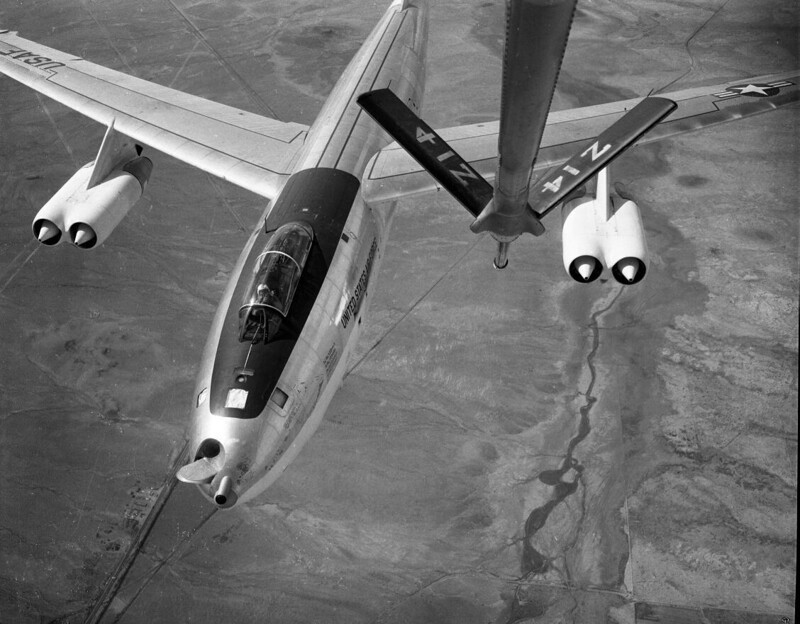 Американский стратегический бомбардировщик B-47 Stratojet готовится к дозаправке в воздухе во время учений над штатом Аризона, 1955 год