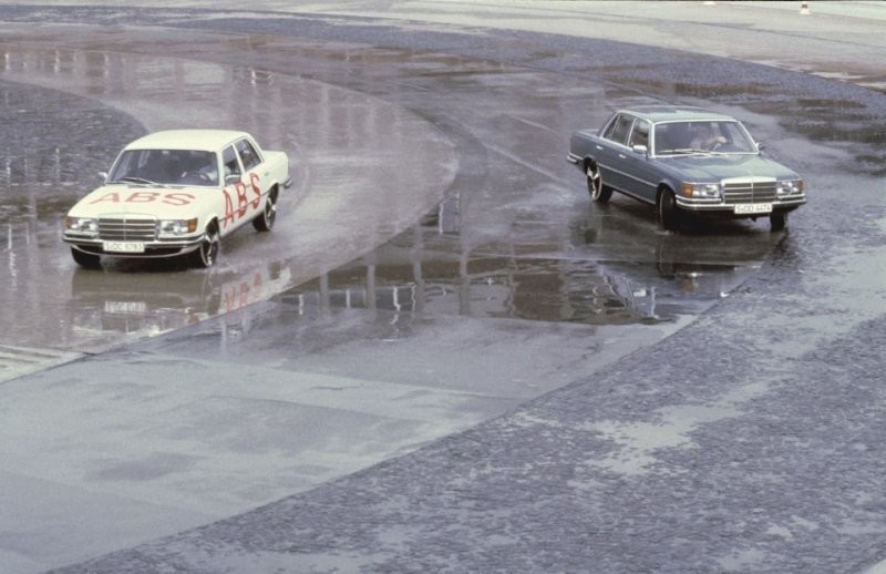 Демонстрация системы ABS, 1978 год. Разница при торможении в повороте более чем наглядная