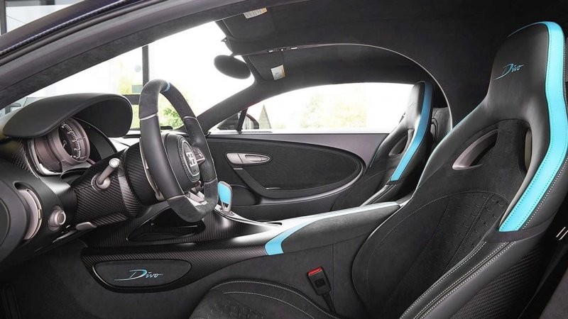 Распаковка Bugatti Divo в матовом синем цвете, прибывшего в США