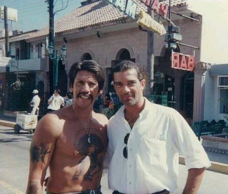 Дэнни Тpexо и Антонио Бандерас на съемках фильма "Отчаянный", 1994 год.