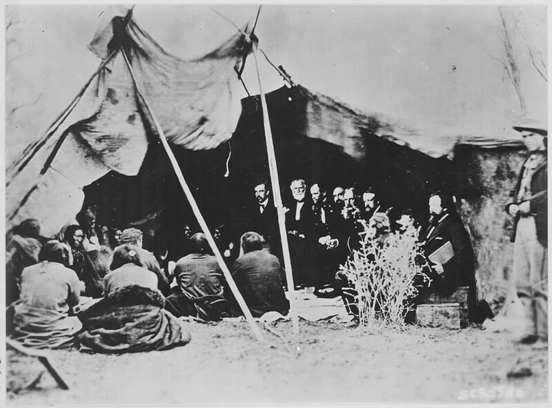 Генерал подписывает договор о мире с вождями индейцев в Форт Ларами,  Вайоминг, 1868 