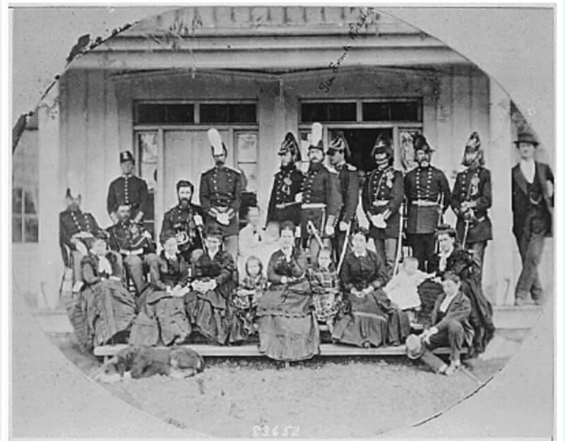 Бригадир Генерал Франк Веатхон, посередине в каске с белыми перьями. 1874