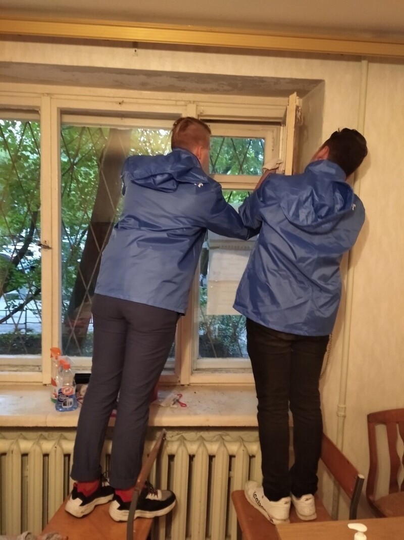 Добровольцы Фрунзенского района провели акцию «Чистые окна»