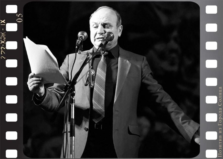 Писатель-сатирик Михаил Жванецкий во время выступления на юбилейном вечере, посвященном 75-летию Аркадия Райкина, 24 ноября 1986 года.