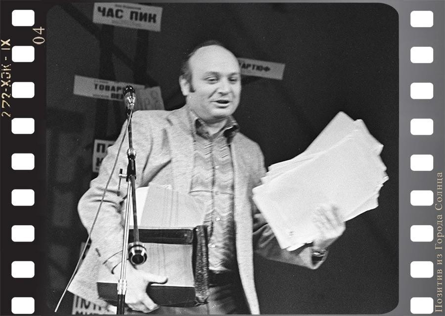 Писатель-сатирик Михаил Жванецкий на сцене Московского театра драмы и комедии на Таганке, 23 апреля 1982 года.