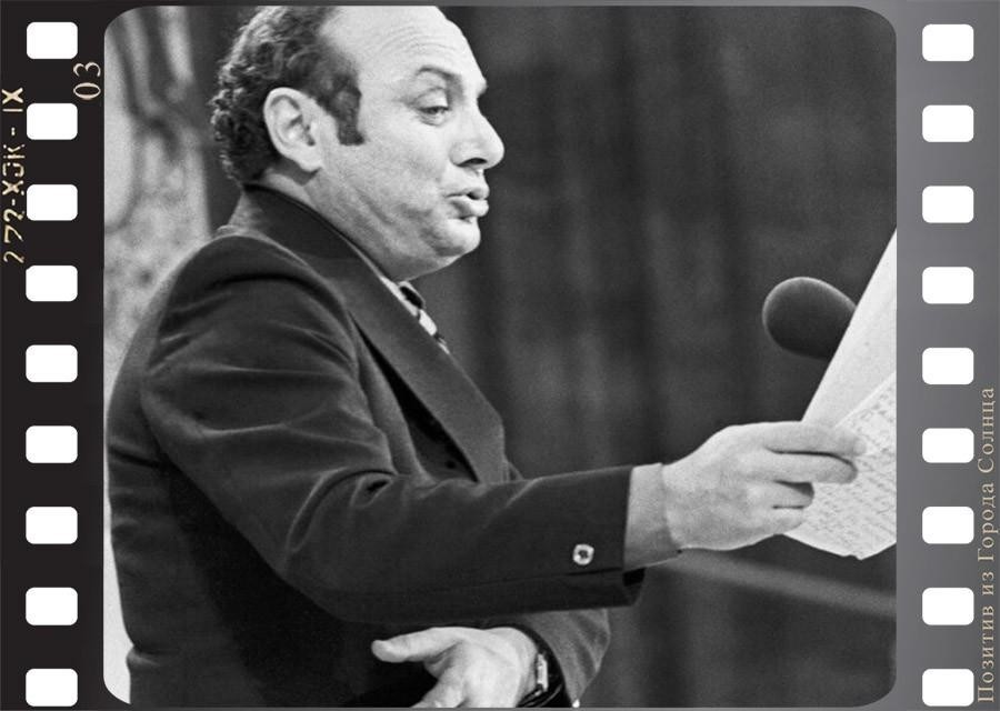 Писатель-сатирик Михаил Жванецкий во время выступления в телепрограмме "Вокруг смеха", 5 сентября 1979 года.