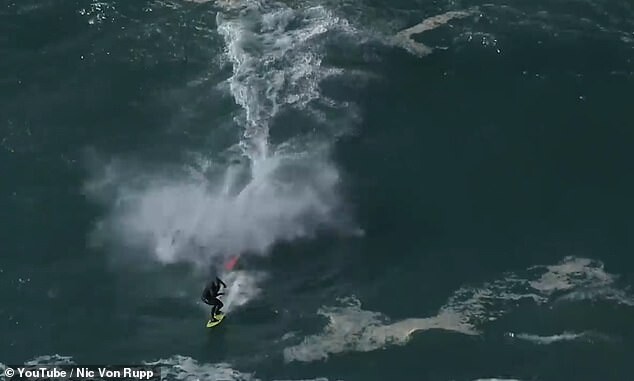 Видео: экстремальные серферы чуть не потопили друг друга