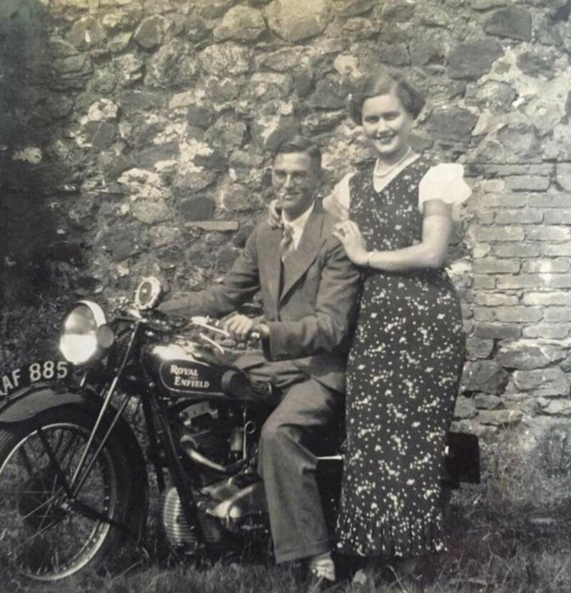 "Мой дедушка в 1934 году со своей любовью - с бабушкой Дорис и мотоциклом