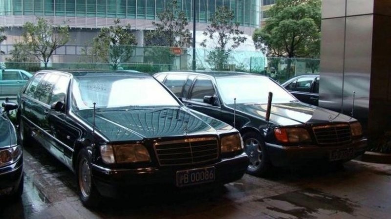 8 лимузинов W140 Mercedes-Benz Pullman на одном фото: возможно самый дорогой техосмотр в истории