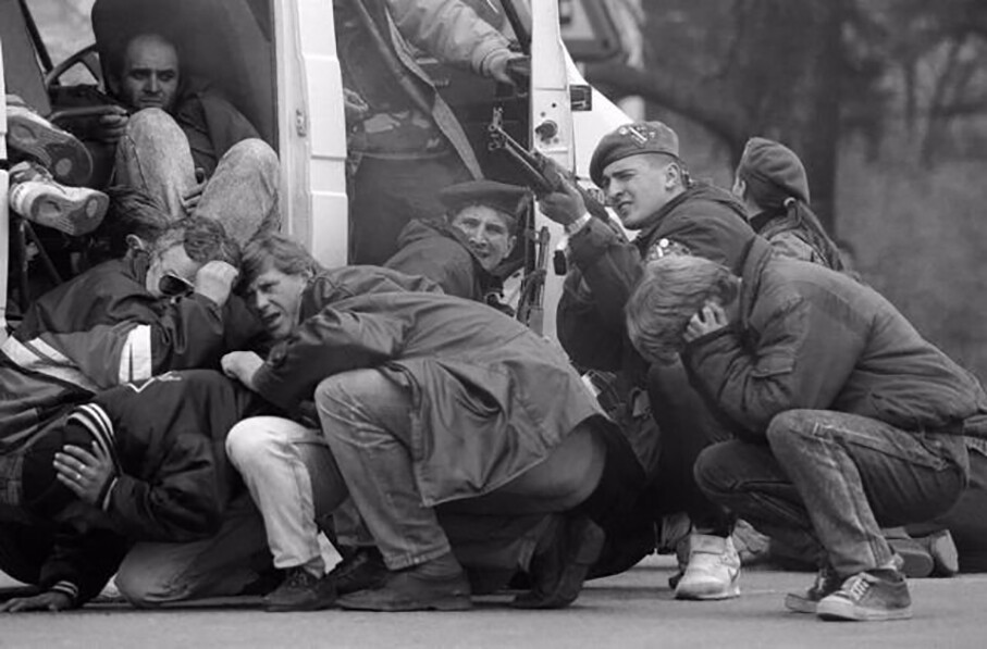 Спецназ защищает граждан Сараево от огня сербских снайперов, 6 апреля 1992 ...