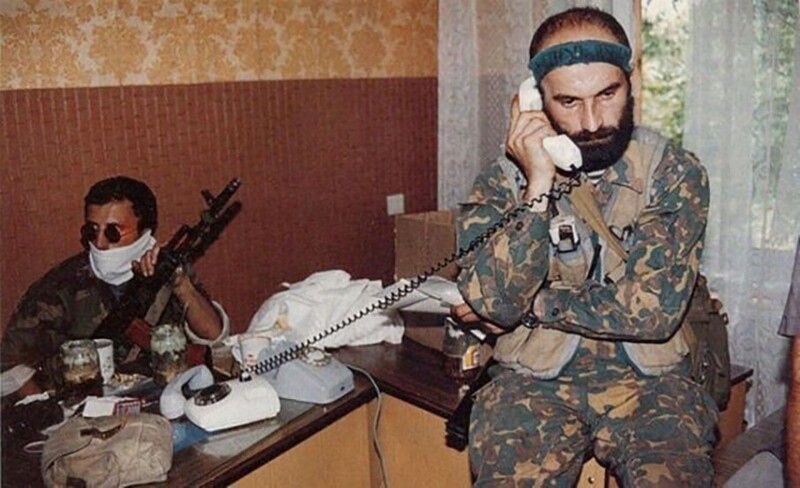 Шамиль Басаев ведет переговоры о выходе колонны боевиков в Чечню