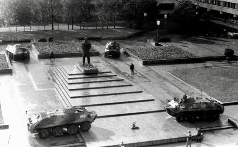 Советская армия охраняет памятник Ленину в Клайпеде, 1990 г.