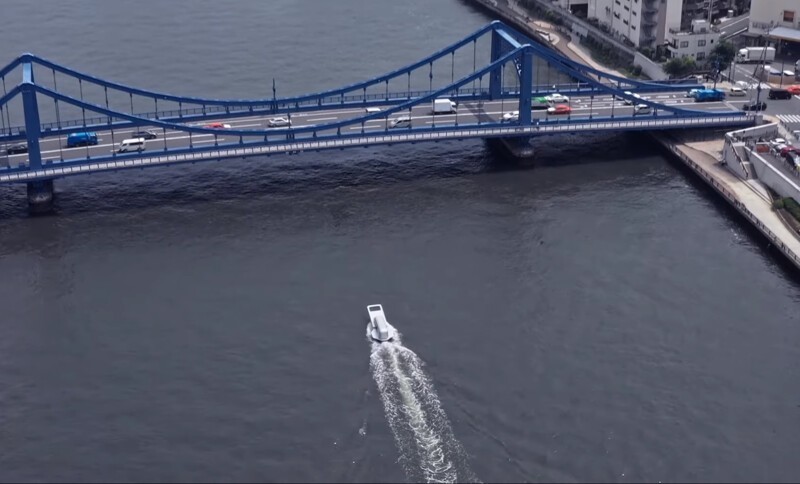 В Токио появился необычный корабль в виде застёжки