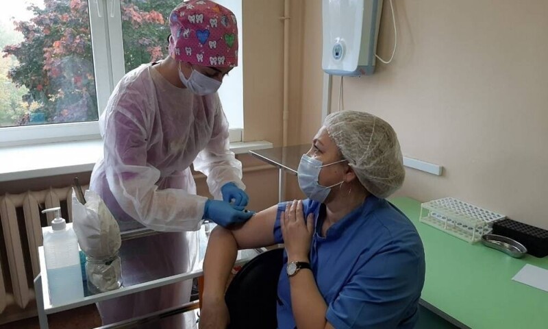 Три медика, привитые вакциной "Спутник V", заразились коронавирусом