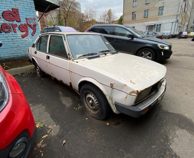 Автомобиль мафиози: бронированная Alfa Romeo Alfetta гниет под открытым небом в Москве