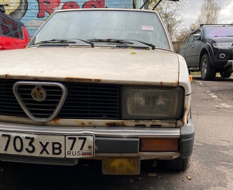 Автомобиль мафиози: бронированная Alfa Romeo Alfetta гниет под открытым небом в Москве