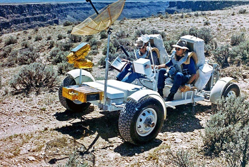 Астронавты Чарльз Дюк и Джон Янг тренируются на геологическом вездеходе, или "Гровере", учебном луноходе в Аризоне. И Герцог, и Янг побывали на поверхности Луны в 1972 году ("Аполлон-16")