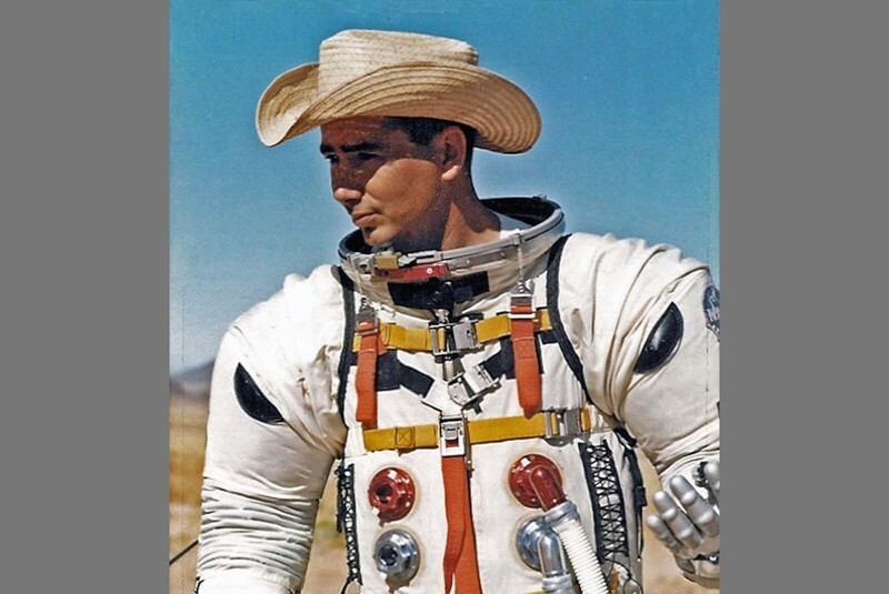Сотрудник Геологической службы США Джо О’Коннор в ранней версии скафандра "Аполлон" во время испытаний, Хопи-Баттс, Аризоне, осень 1965 г.