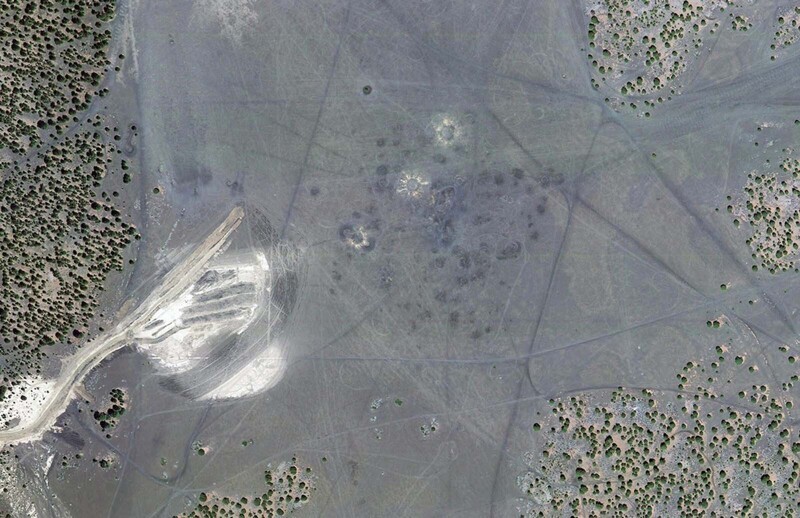 Современный спутниковый снимок, сделанный в 2011 году, на поле Синдер-Лейк №2, к северу от Флагстаффа, штат Аризона, спустя десятилетия после того, как оно использовалось в качестве лунного полигона