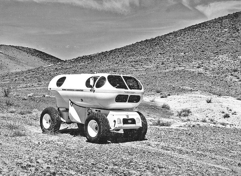 Испытания мобильной геологической лаборатории, или MOLAB, в кратере Мерриам, к северо-востоку от Флагстаффа, штат Аризона, в 1966 году