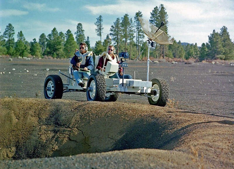 Астронавты Джим Ирвин и Дэйв Скотт пилотируют "Гровер" у края большого кратера на Кратерном поле Синдер-Лейк