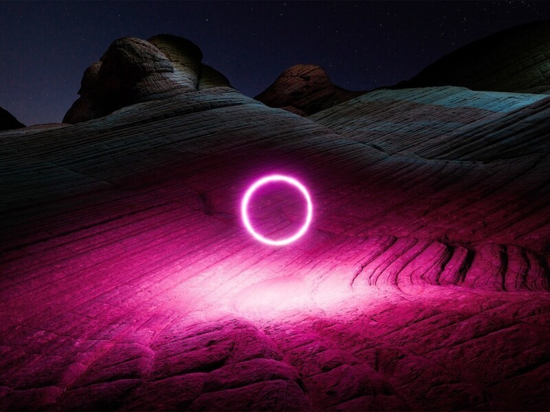 Фотограф создает инопланетные пейзажи с помощью подсветки