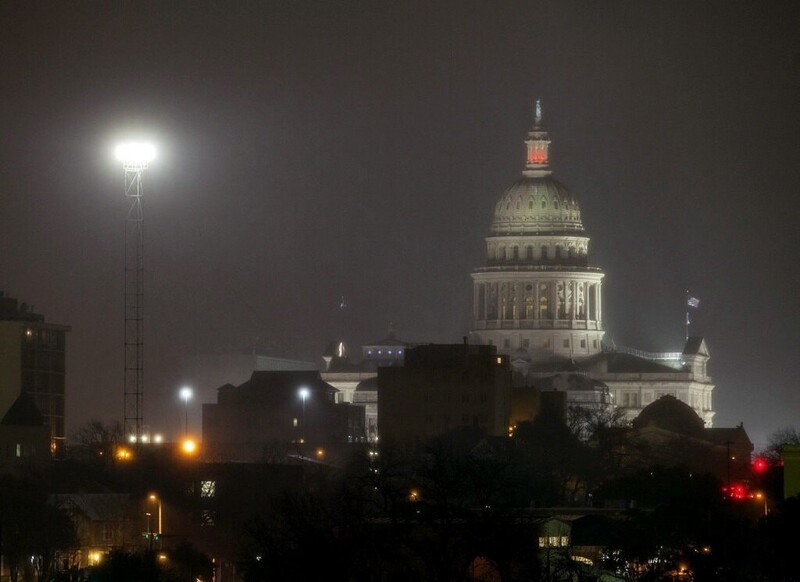 Лунная башня светится возле Капитолия штата Техас в Остине
