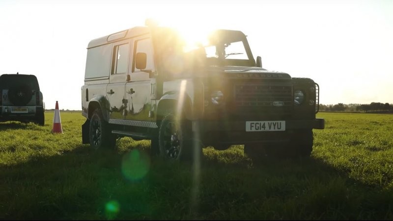Перетягивание каната: новый Land Rover Defender против старого