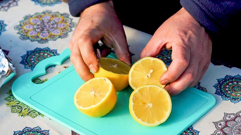 Далее располови́нил два лимона.  